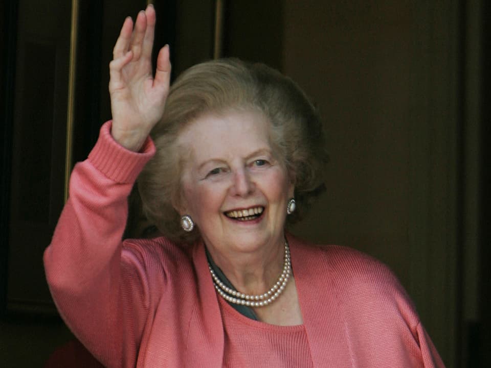 Maggie Thatcher verlässt nach einem Armbruch 2009 ein Spital in London. 