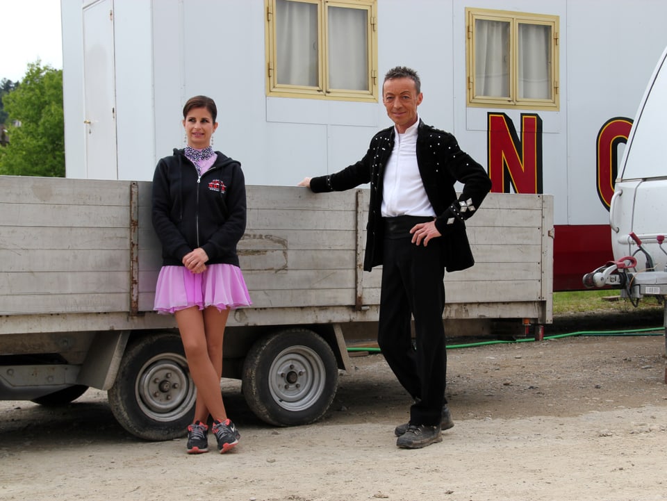 Franziska Nock und Paolo Finardi stehen neben einem Wagen.