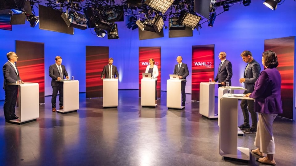 TV-Panel mit den Kandidaten in einem Studio