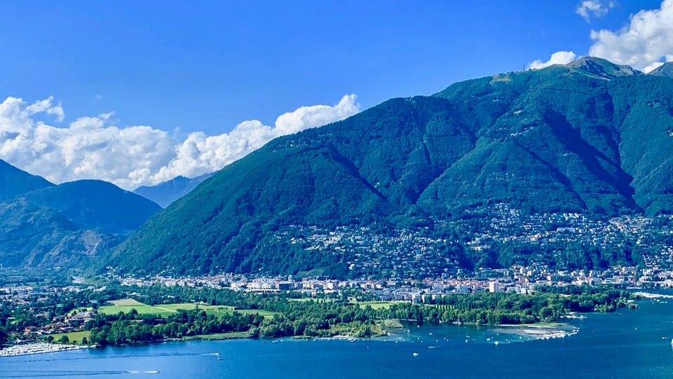 Blick über den Lago Maggiore auf das Maggiadelta und Locarno.