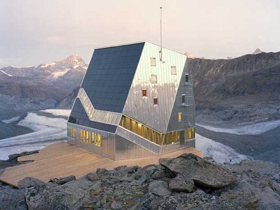 Blick auf die Monte-Rosa-Hütte in den Walliser Alpen