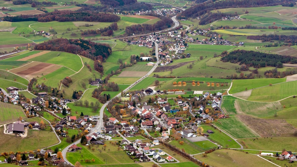Luftaufnahme von zwei Dörfern