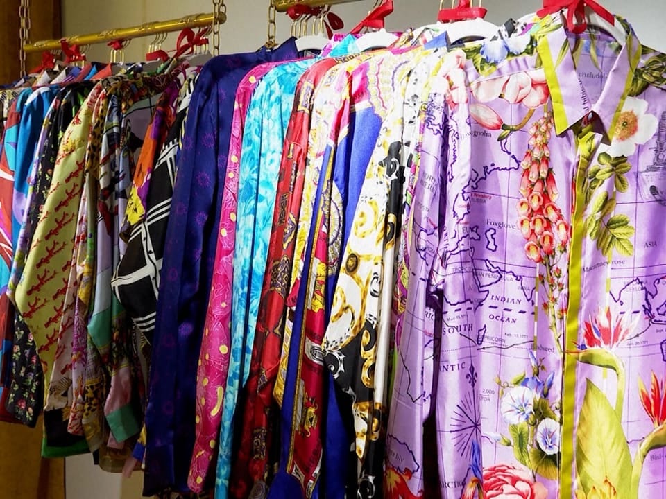 Eine Reihe Seidenhemden von Gianni Versace.