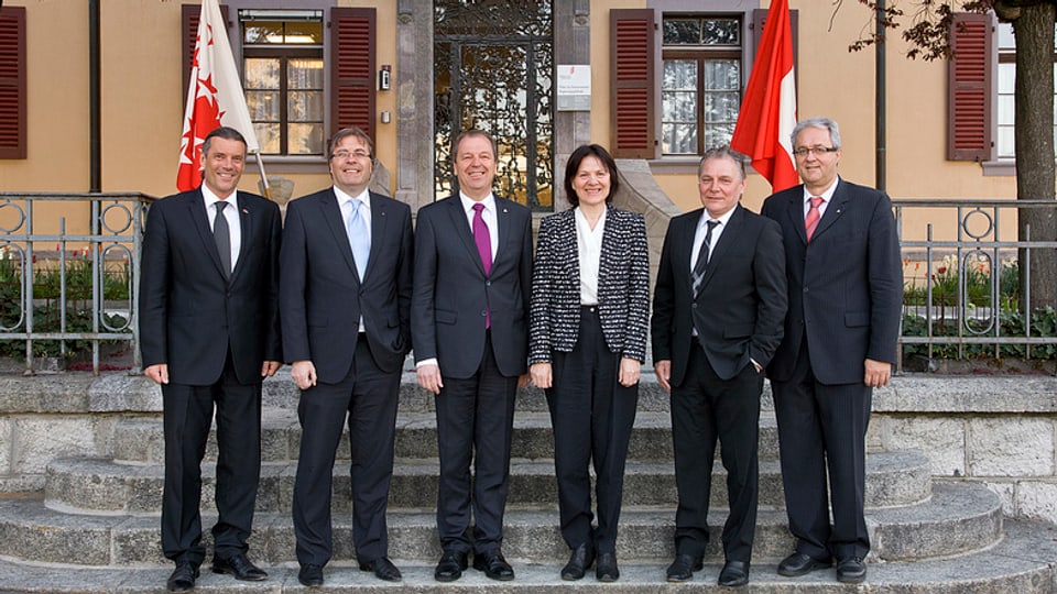 Die neue Walliser Regierung steht vor dem Regierungsgebäude in Sitten.