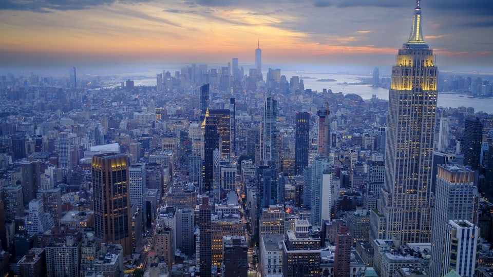 Blick auf das Empire State Building, rechts, und die Skyline von New York City v