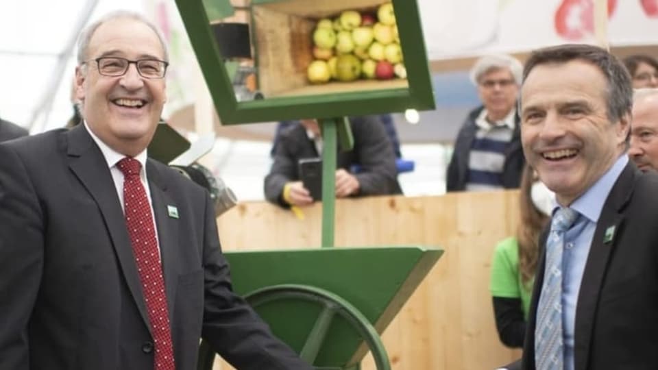 Bundespräsident Guy Parmelin presst mit einer Mostpresse Apfelsaft