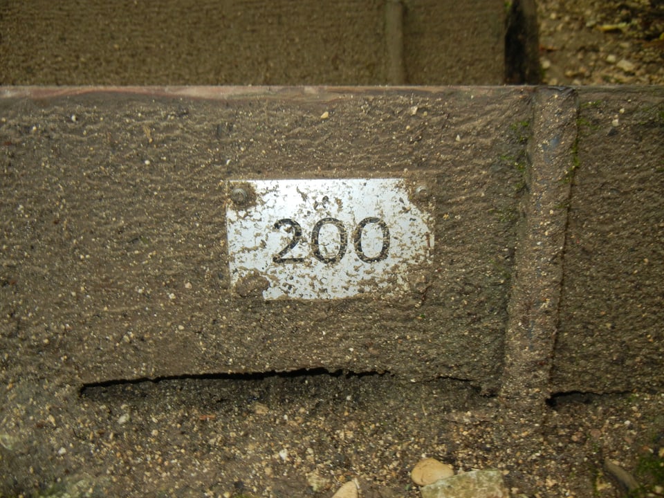 Schild mit der Zahl 200 zeigt an, dass noch 949 Stufen zu nehmen sind.