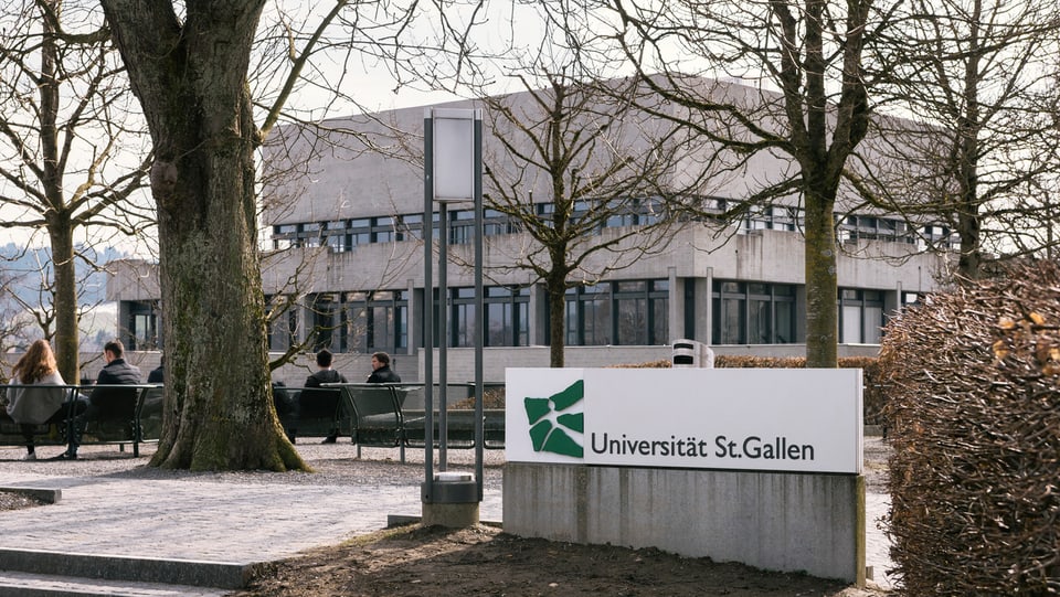 Gebäude der Universität St. Gallen mit einem Logo