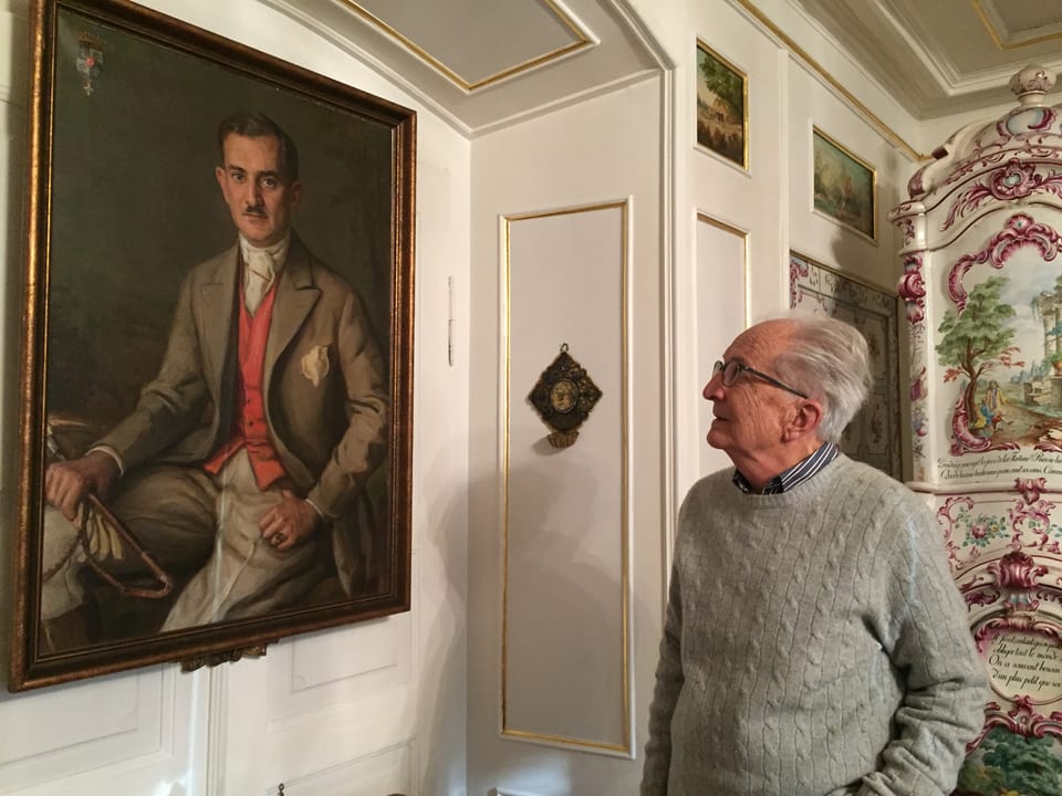 älterer Herr steht vor einem Gemälde