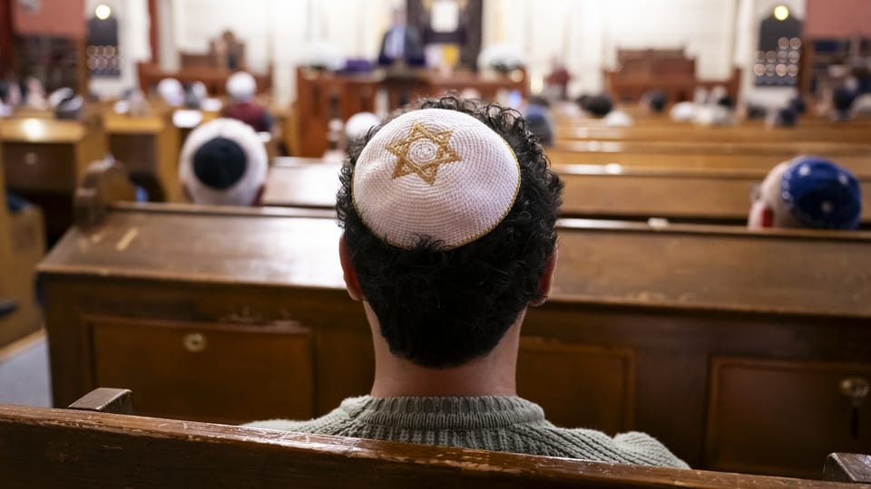 Mann mit Kippa in der Synagoge