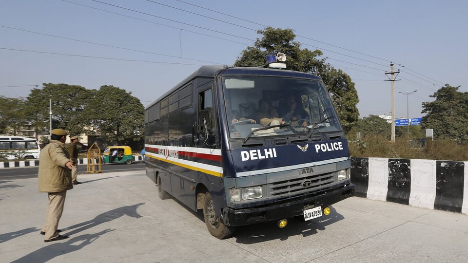 Ein Gefangenentransporter der Polizei von Neu Delhi auf dem Weg zum Gericht. 