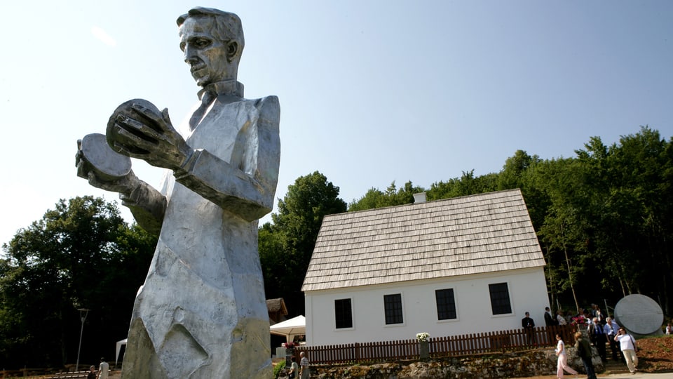 Statue von Nikola Tesla vor seinem Geburtshaus in Kroatien.