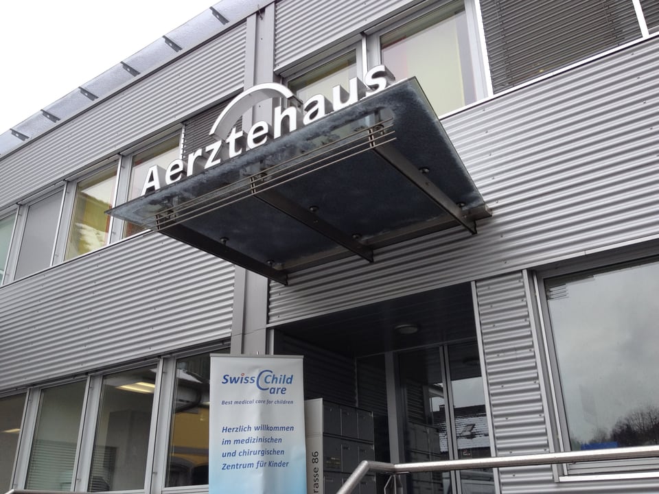Eingang des SwissChildCare Zentrums an der Bernstrasse in Rothrist, wo sich auch das Ärztehaus und weitere Arztpraxen befinden.