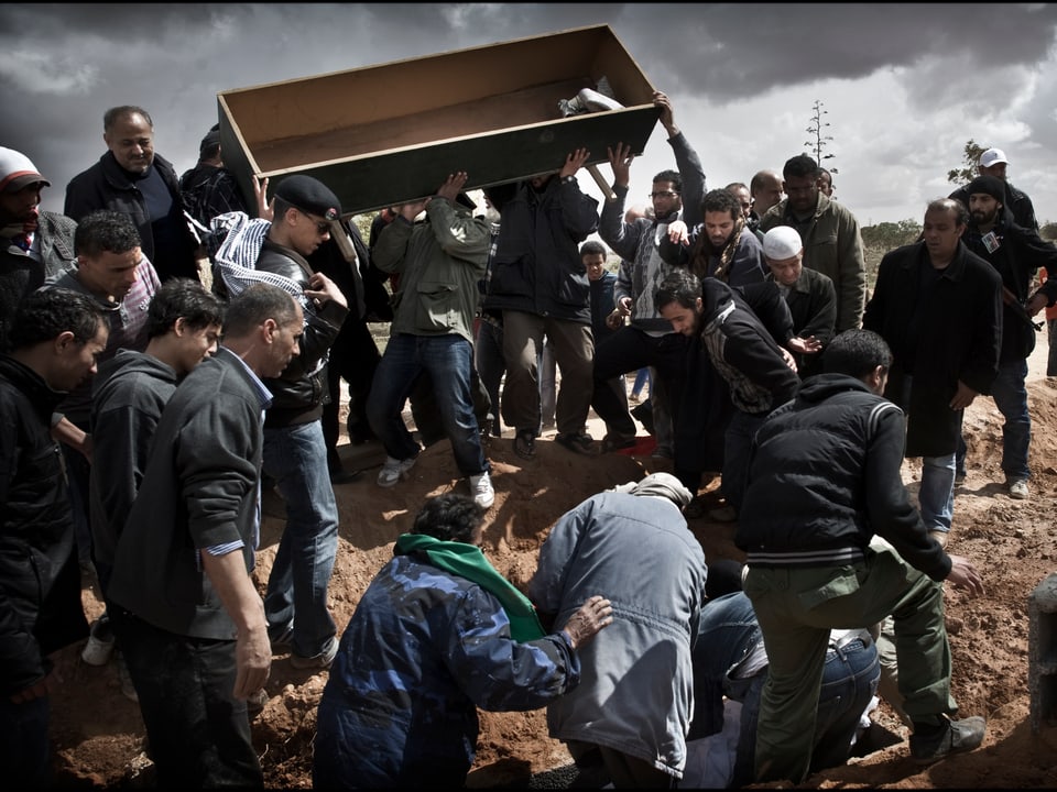 Begräbnis von gefallenen Zivilisten in Benghasi, Libyen.