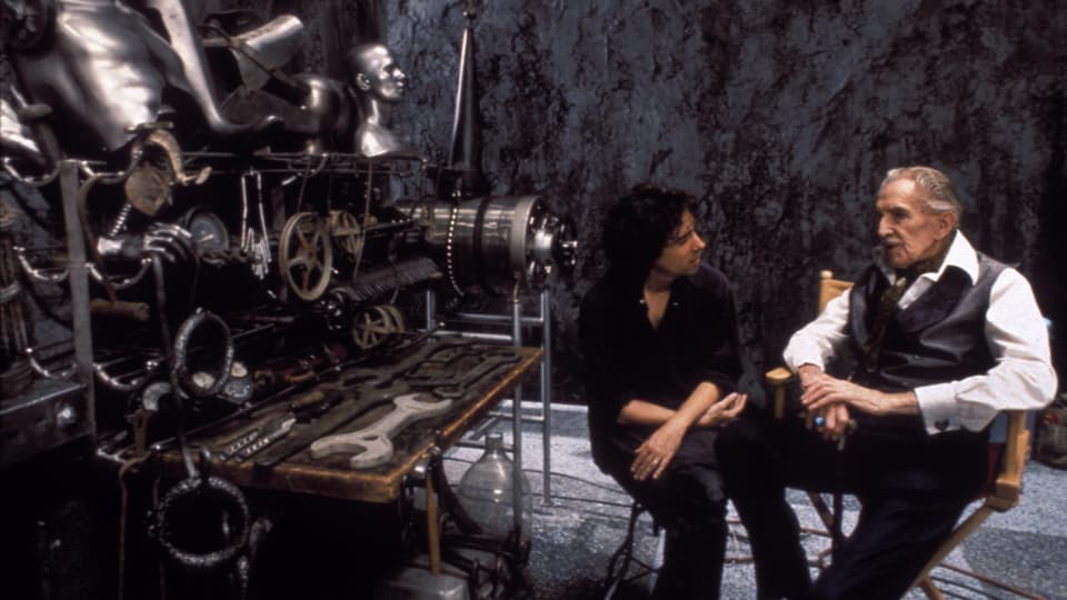 Auf dem Bild sind Vincent Price und Tim Burton beim Dreh von «Edward Scissorhands» zu sehen, neben ihnen eine Requisite aus dem Film.