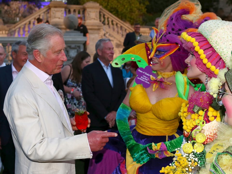 Prinz Charles spricht mit verkleideten Menschen