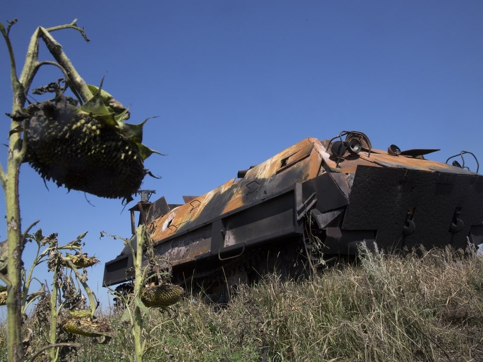 Ein Panzer der prorussischen Separatisten steht verlassen da in der Nähe der Stadt Lugansk.