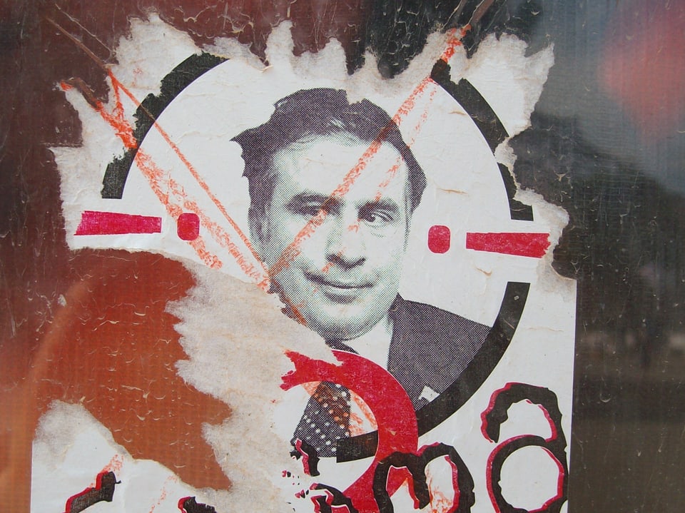 Michail Saakaschwili, der abtretende georgische Staatspräsident (auf einem Kleber der Protestbewegung).