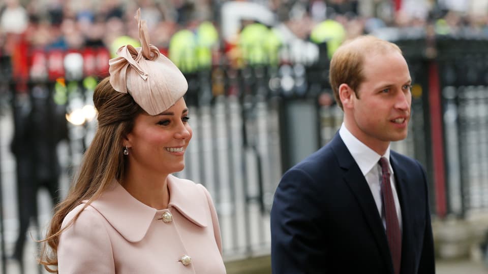 Herzogin Catherine und Prinz William lachen vor sich hin.