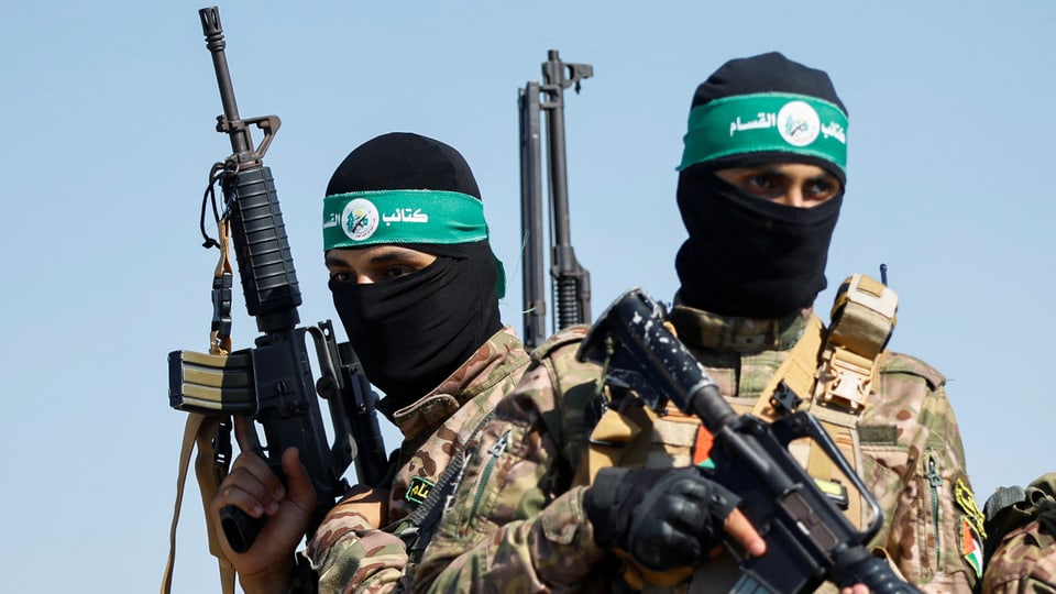 Zwei bewaffnete Hamas-Kämpfer nehmen an einer Militärparade im Gazastreifen teil.