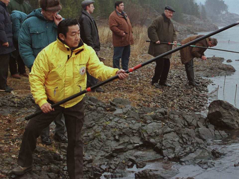 Japans Premier Ryutaro Hashimoto und Russlands Präsident Boris Jeltsin beim Fischen in Japan. (reuters)