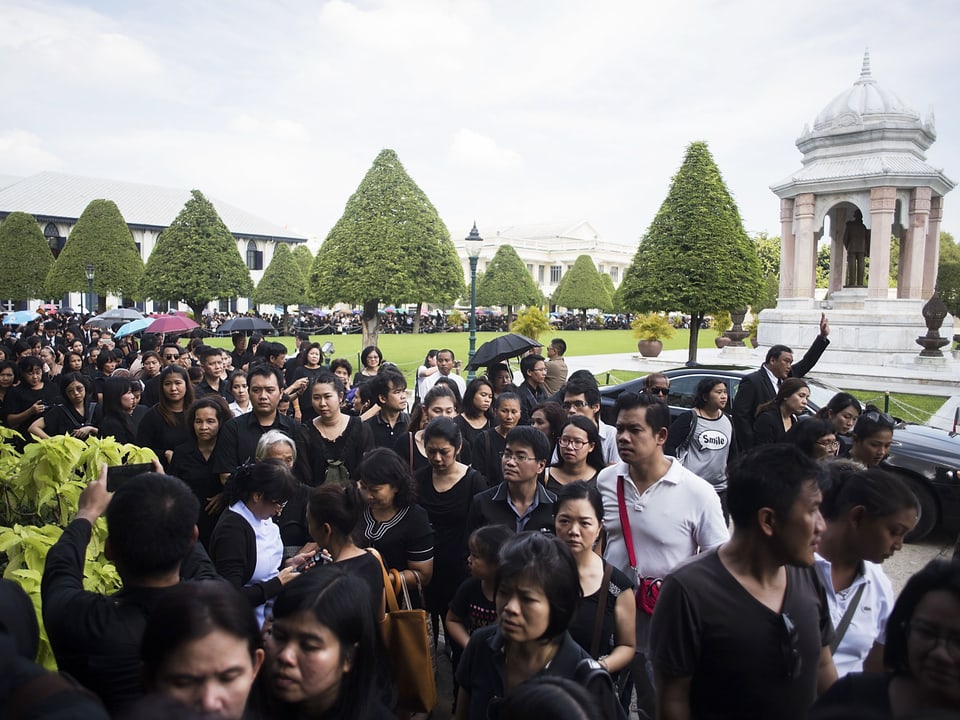Hunderte Menschen stehen vor dem Königspalast in Bangkok an. (getty images)