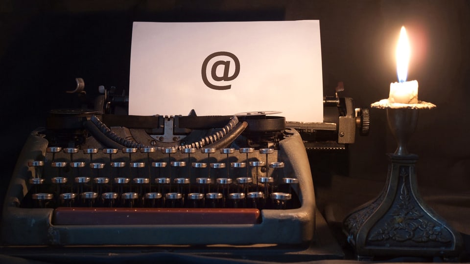 Alte Schreibmaschine im Kerzenlicht