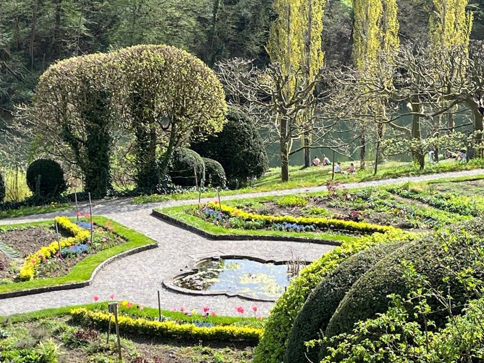 Blick auf den Klostergarten mit Wasserspiel