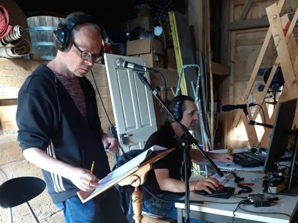 Die Regie im Stall: Reto Ott mit Tontechniker Roli Fatzer während der Aufnahmen am improvisierten Mischpult. 