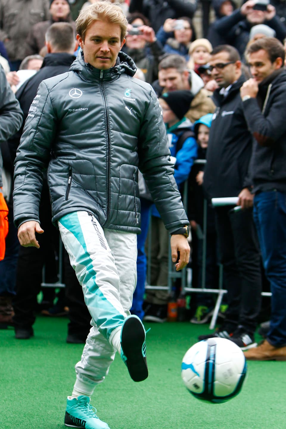 Nico Rosberg tritt einen Fussball.