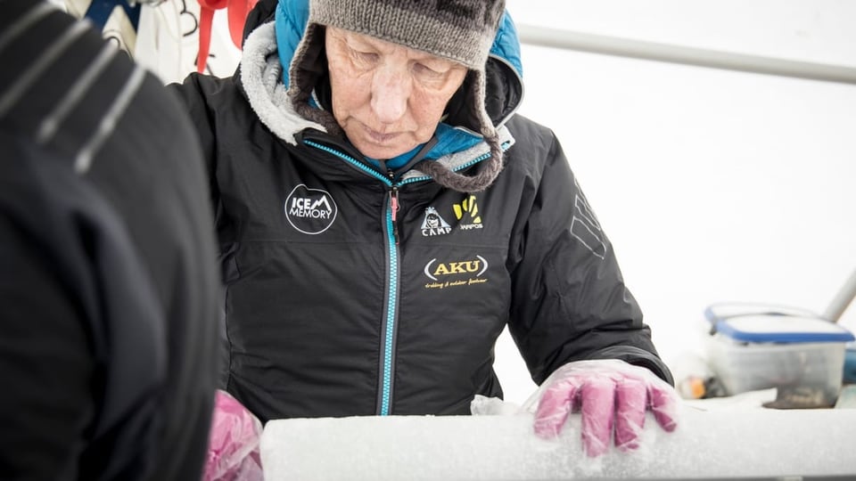Die Eiskernforscherin Margit Schwikowski hält das älteste Eis der Alpen in Händen.
