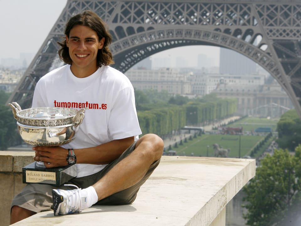 Nadal posiert 2007 mit der French-Open-Trophäe. 