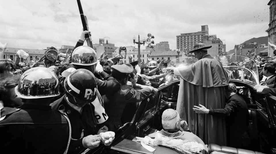 Kolumbien: Militärpolizisten schützen Papst Paul VI. vor dem Andrang Hunderttausender Gläubiger in Bogotá, Kolumbien, 22. August 1968.