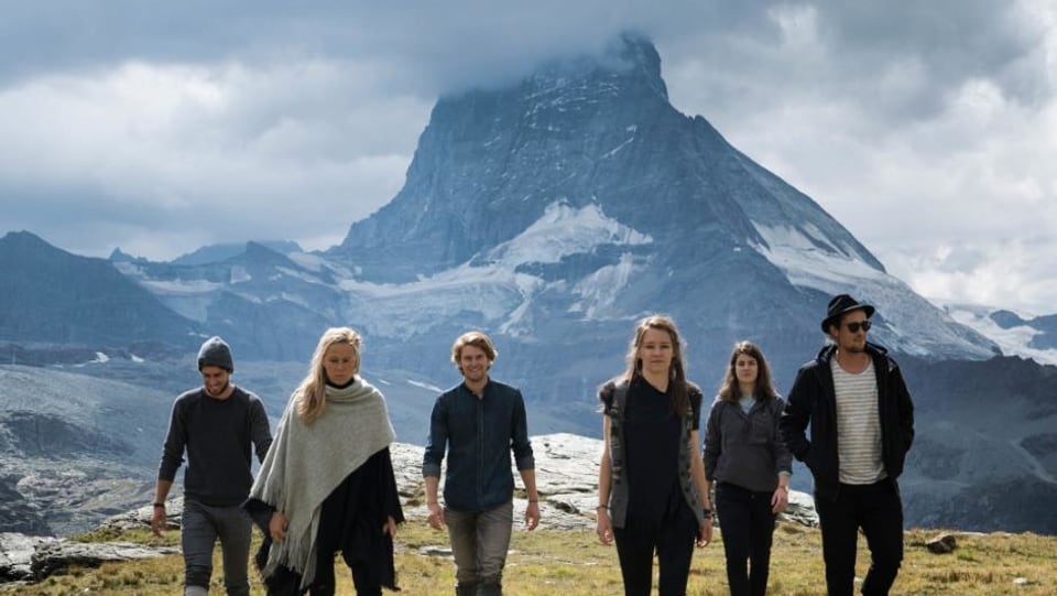 Alle Bandmitglieder von Wintershome vor dem Matterhorn.