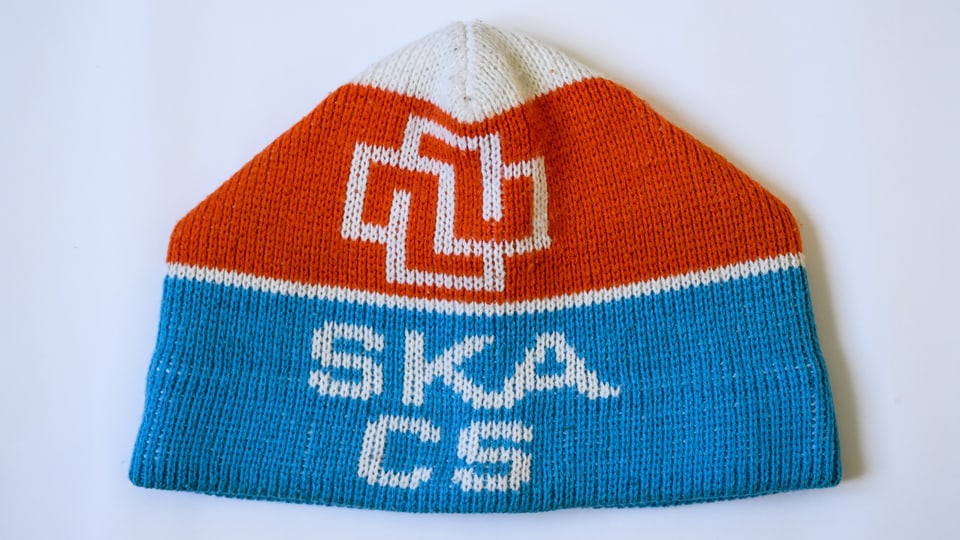Eine rot, blau, weisse Mütze mit der Aufschrift SKA CS
