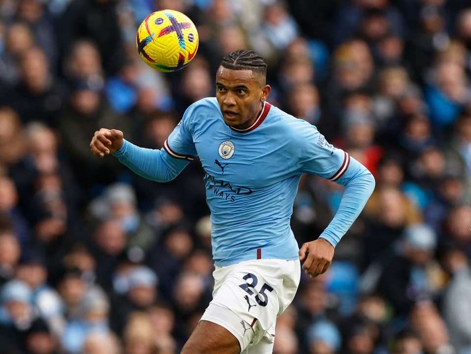 Hat sich in der Premier League exzellent etabliert Manuel Akanji nimmt den Ball ins Visier.
