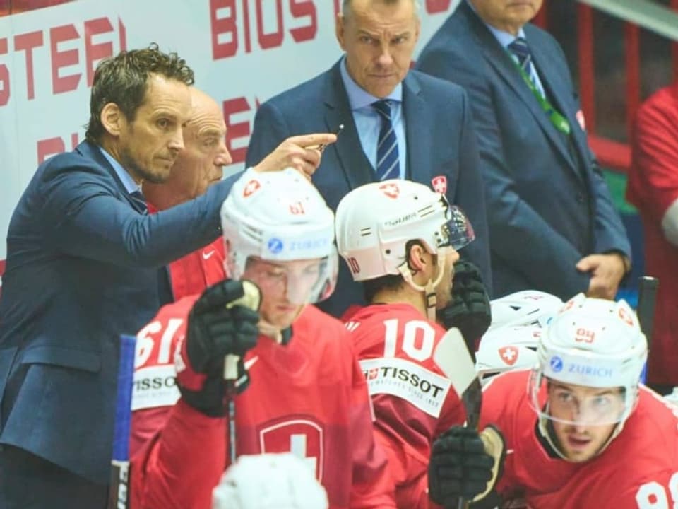Mussten eine Enttäuschung einstecken Patrick Fischer gibt Anweisungen an seine Spieler.