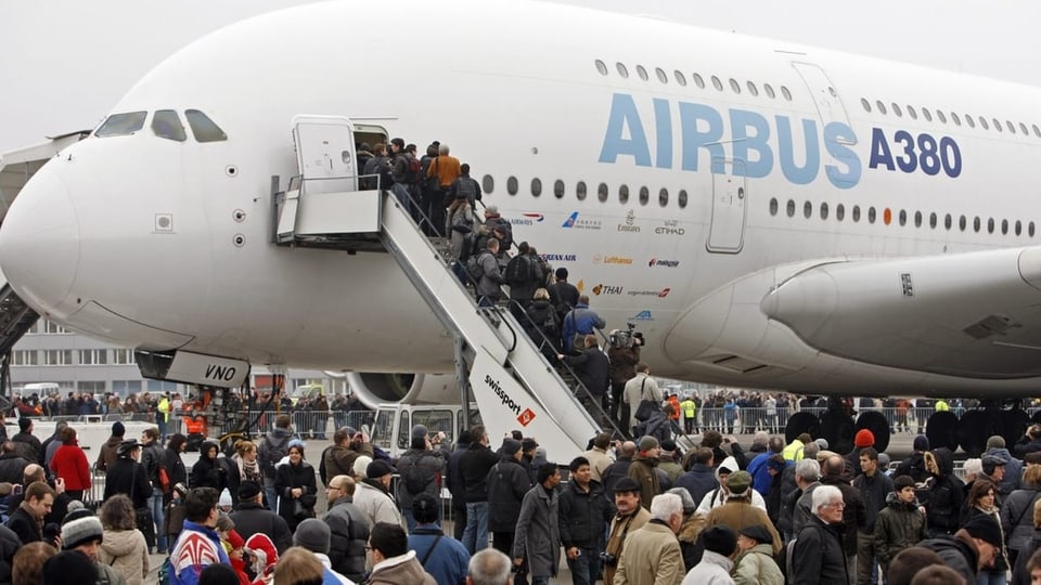 Dutzende Menschen stehen rund um und in einer Maschine des Typs A380, die auf dem Vorfeld in Zürich parkiert ist.