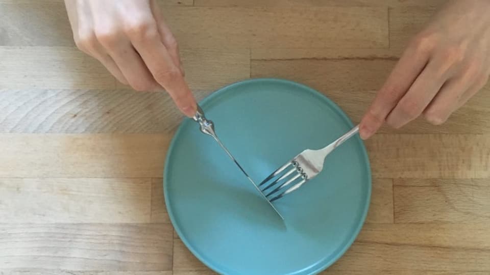 In welcher Hand hält man den Löffel?