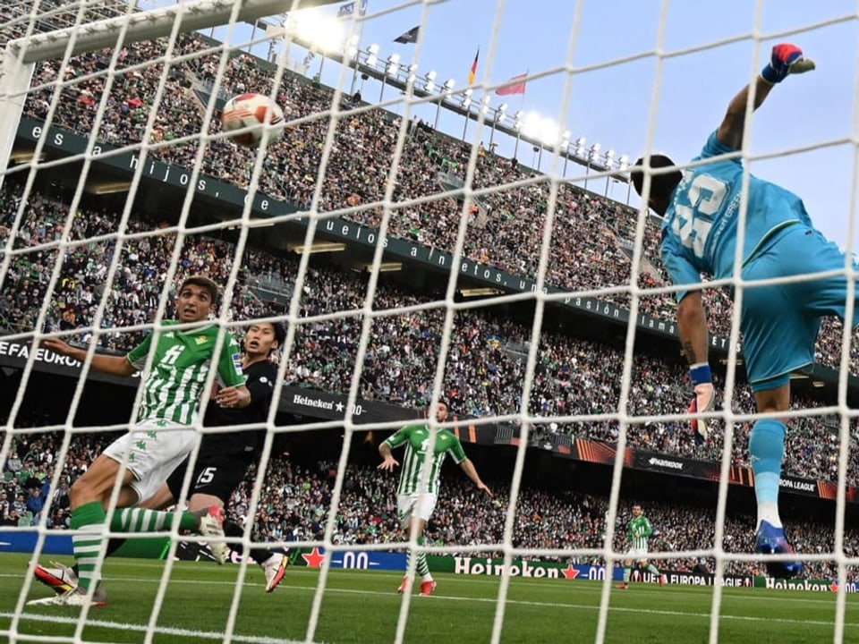Fliegt vergebens durch die Luft Betis-Schlussmann Claudio Bravo bei der «Schuss-Flanke» von Filip Kostic.