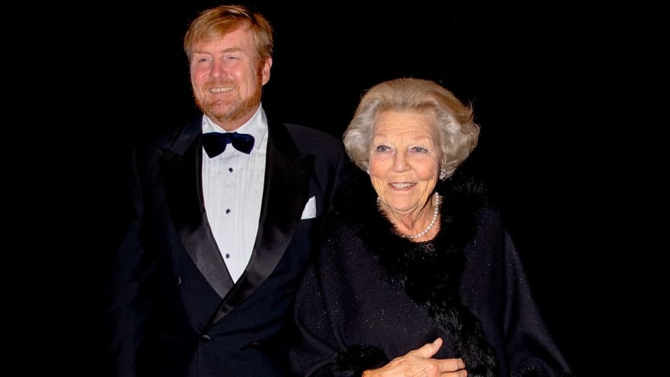 ein Mann und eine ältere Frau im Gala-Outfit