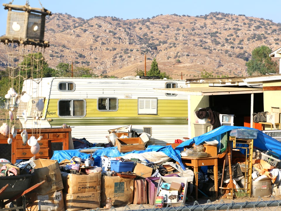 Zugemüllte Wohnwagen-Siedlung im kalifornischen East Porterville.