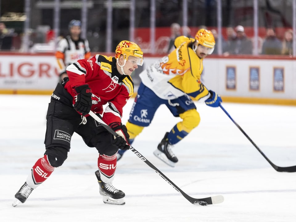 Lausannes Antti Suomela und Matej Stransky vom HC Davos.