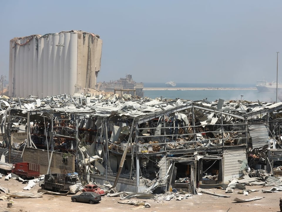Eine zerstörte Fabrikhalle am Hafen Beiruts ist zu sehen.