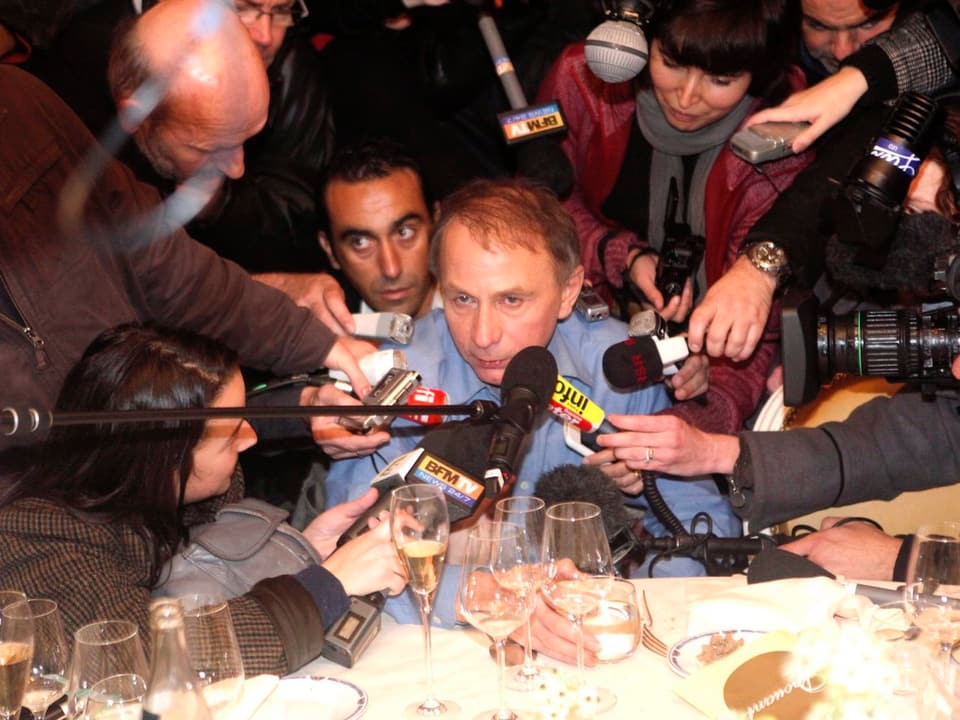 Konsterniert: Michel Houellebecq umgeben von Journalisten.