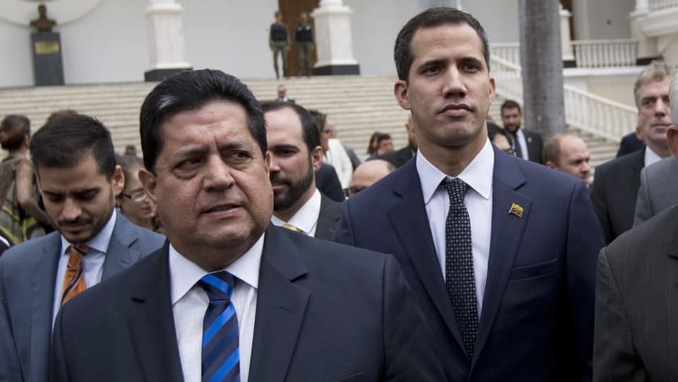 Edgar Zambrano steht neben Juan Guaidó