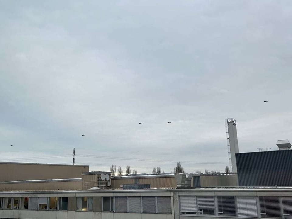 Superpumas in der Luft über SRF-Gebäude.
