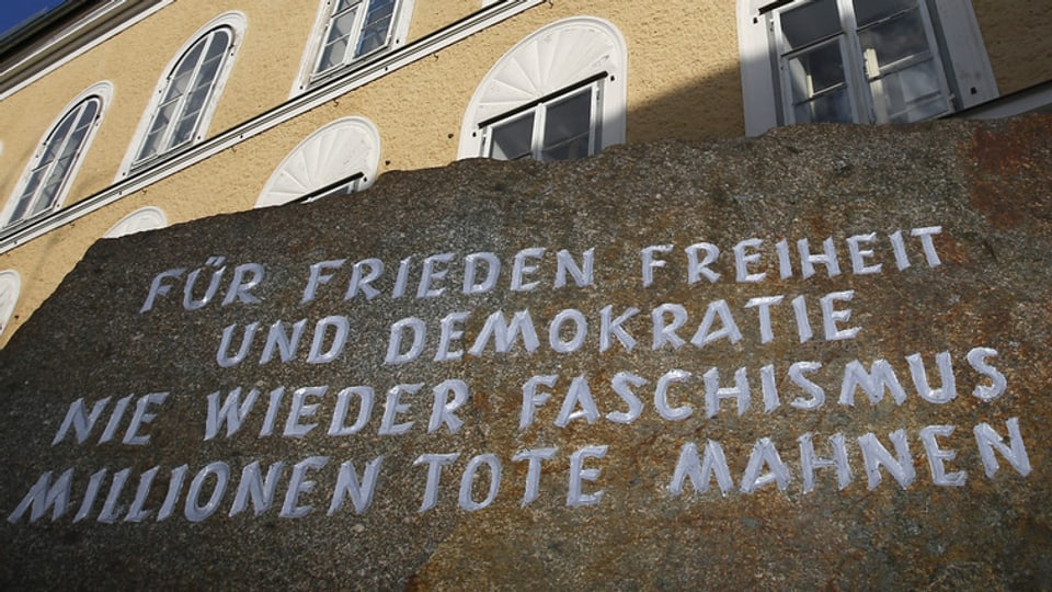 Inschrift auf dem Granitstein: «Für Frieden, Freiheit und Demokratie. Nie wieder Faschismus. Millionen Tote mahnen.»
