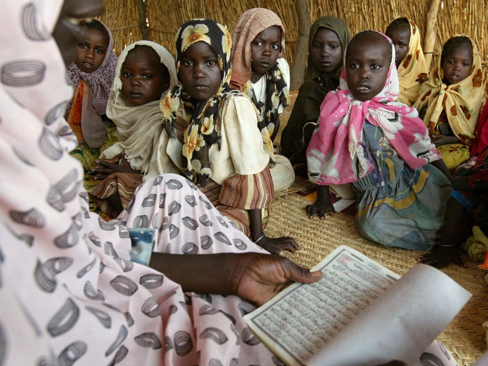 Sudanesische Mädchen im Schulunterricht.