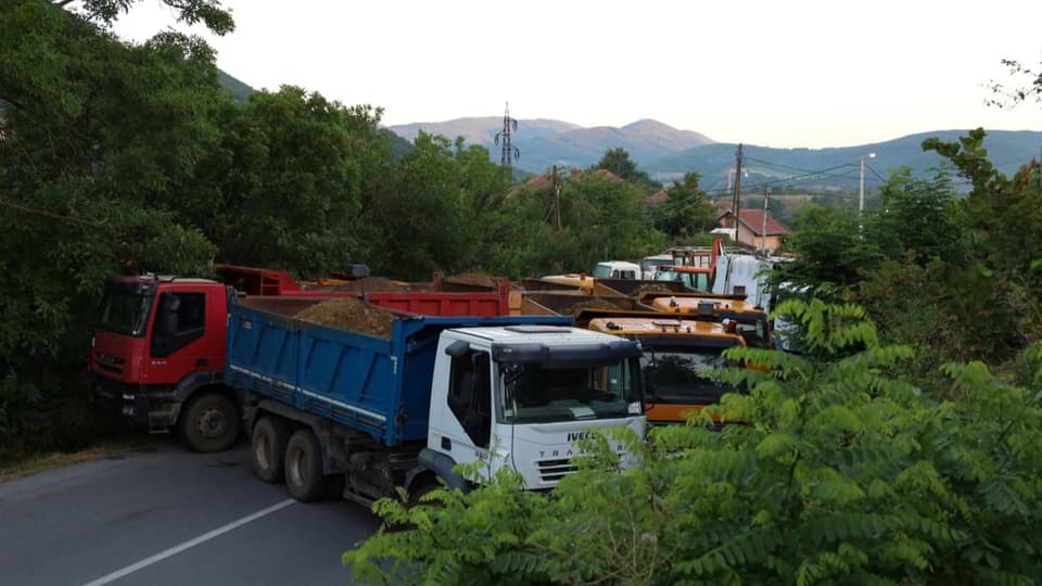 Lastwagen blockieren den Grenzübergang von Rudare (1. August).